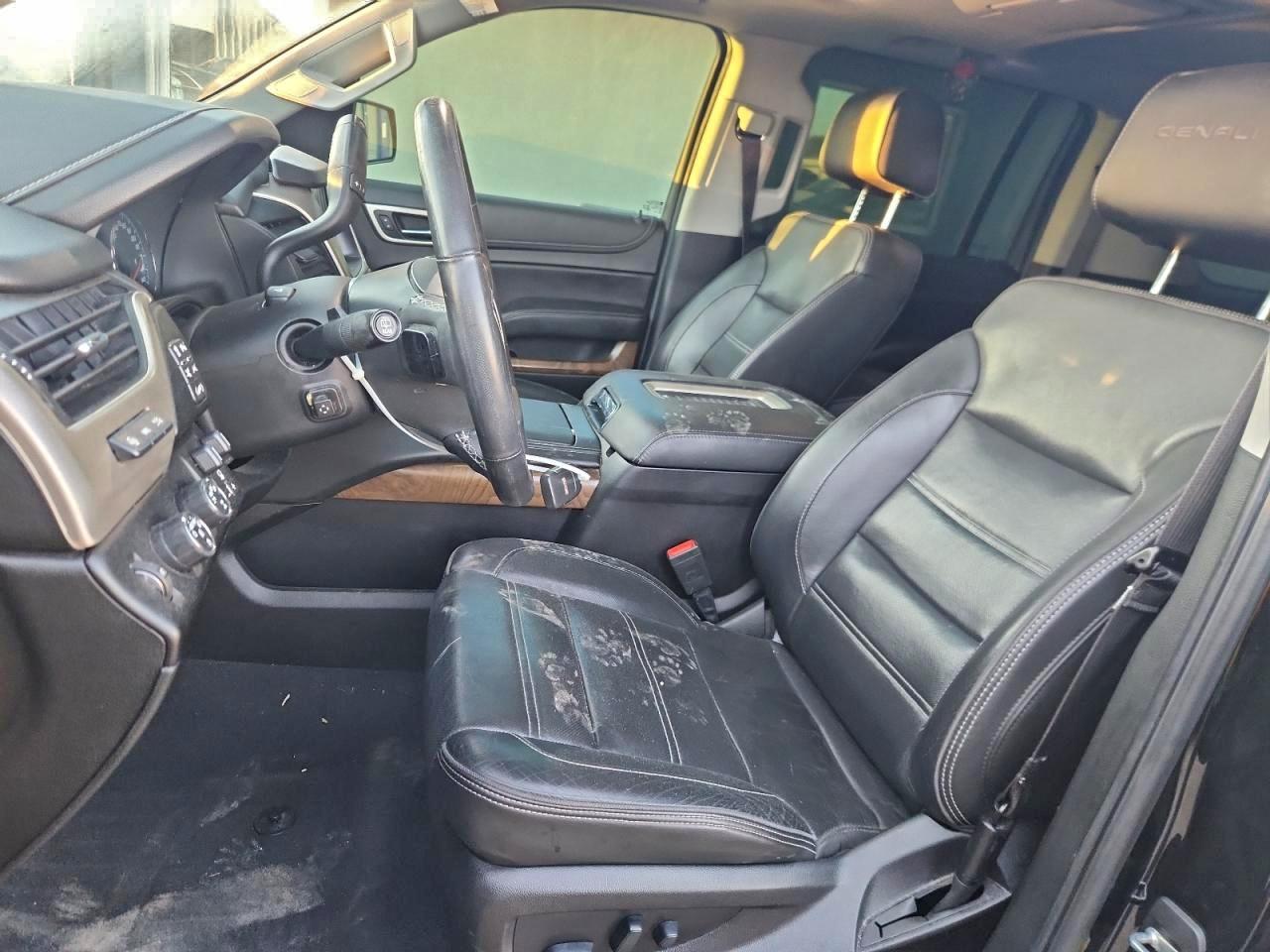 GMC Yukon Denali Image 9