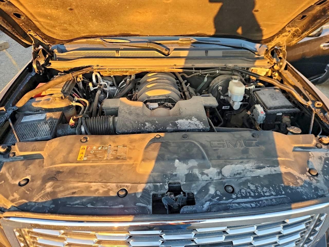 GMC Yukon Denali Image 13