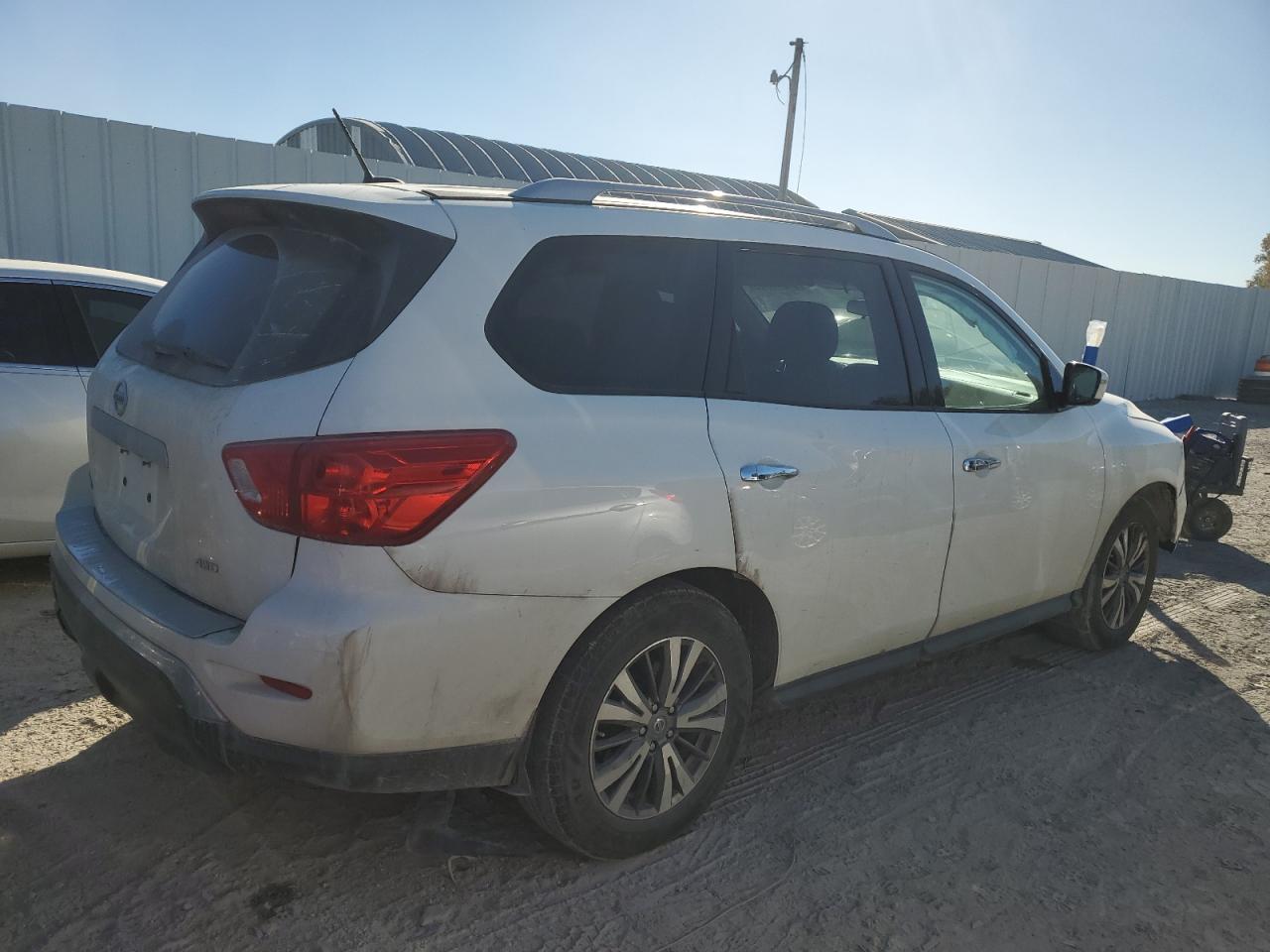 Nissan Pathfinder S Image 8