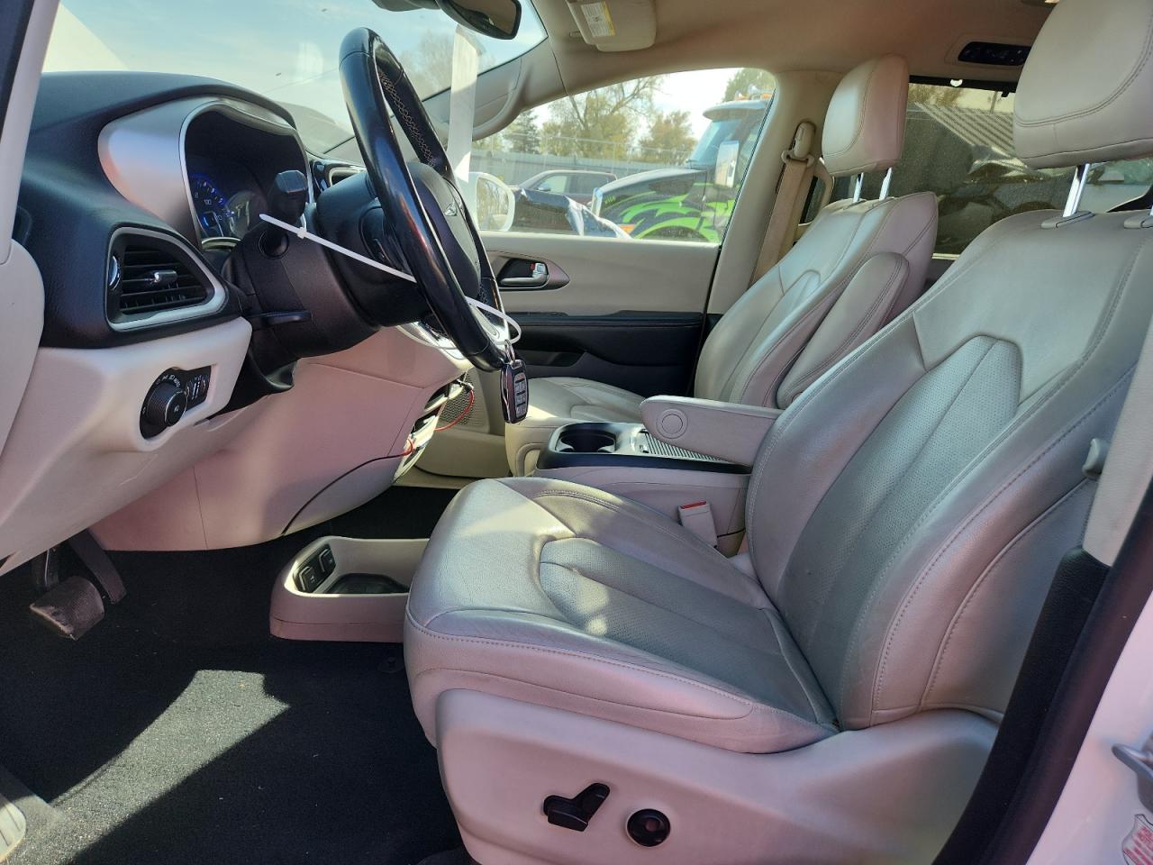 Chrysler Pacifica Touring L Image 6