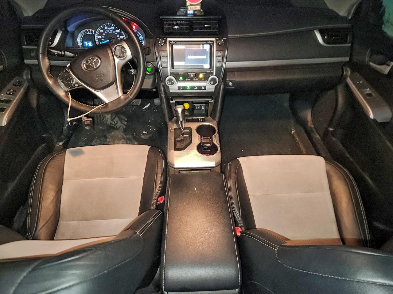 Toyota Camry L Image 9