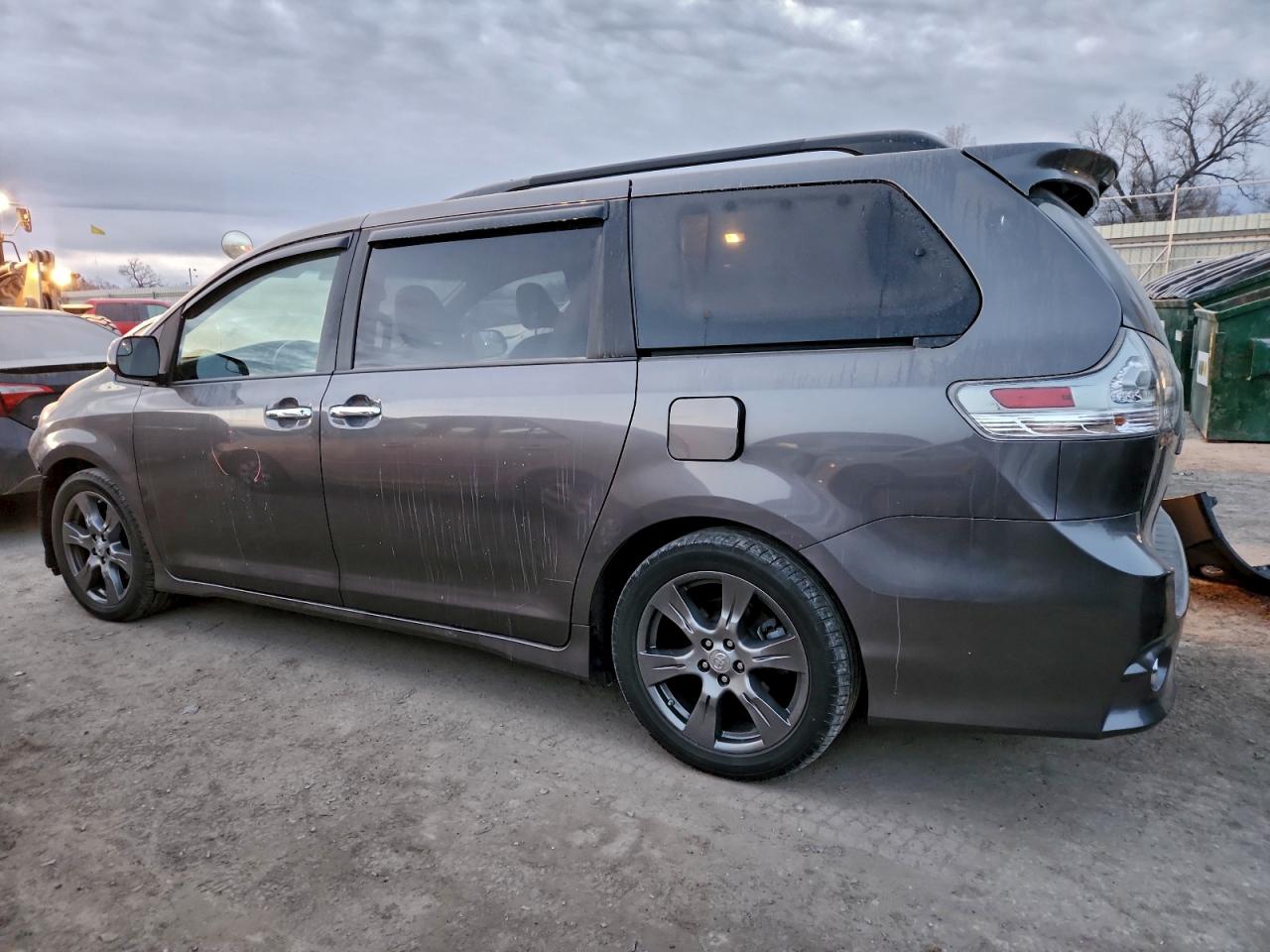 Toyota Sienna Se Image 2