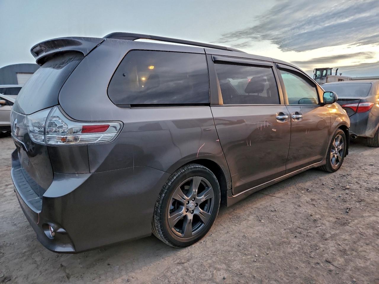 Toyota Sienna Se Image 4