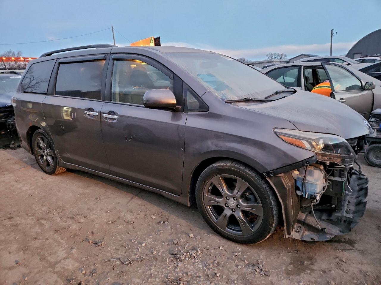 Toyota Sienna Se Image 3