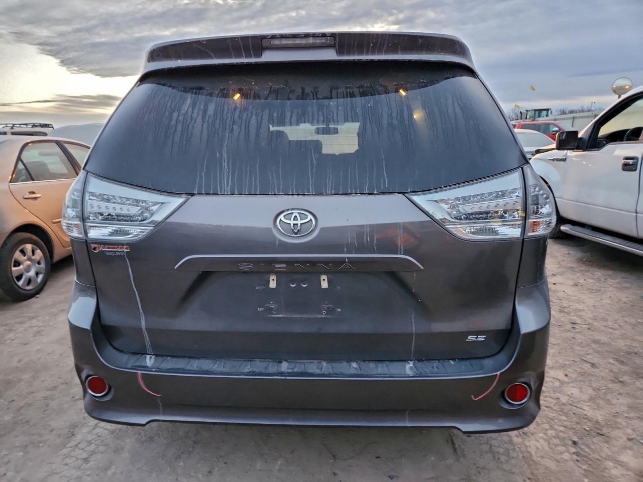 Toyota Sienna Se Image 7