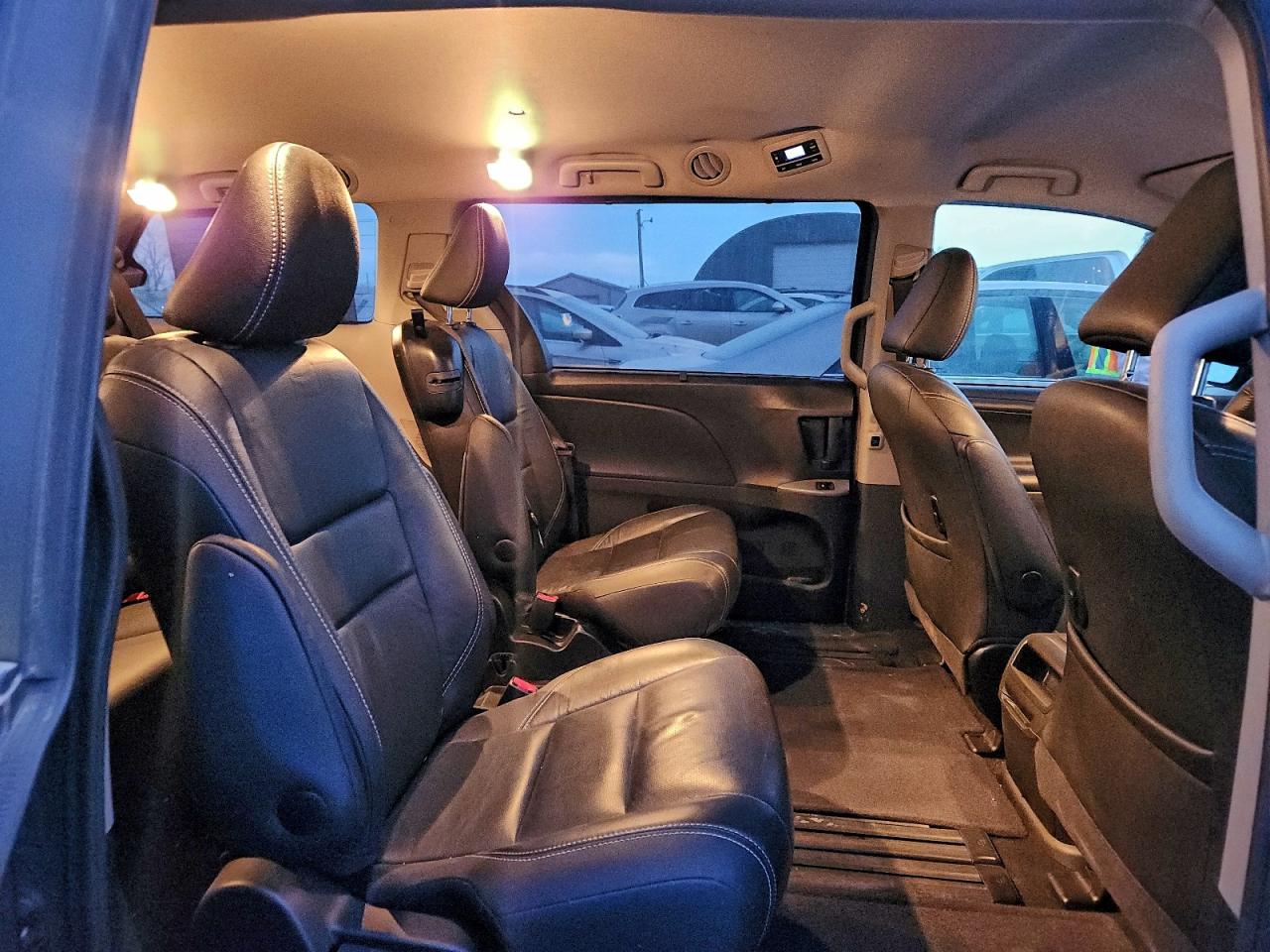 Toyota Sienna Se Image 11