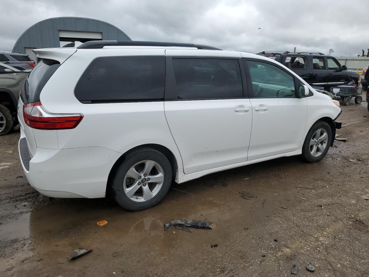 Toyota Sienna Le Image 2