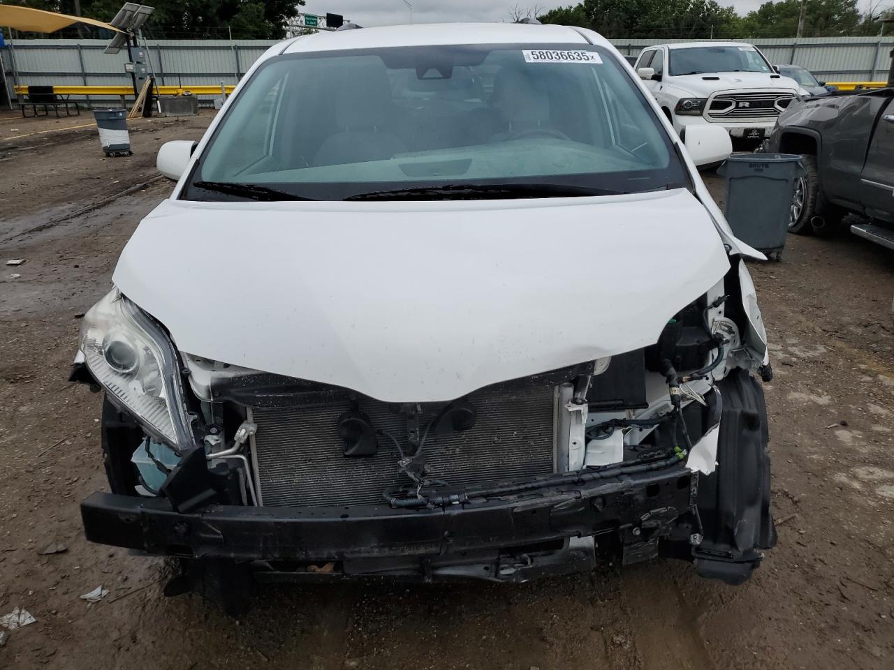 Toyota Sienna Le Image 3