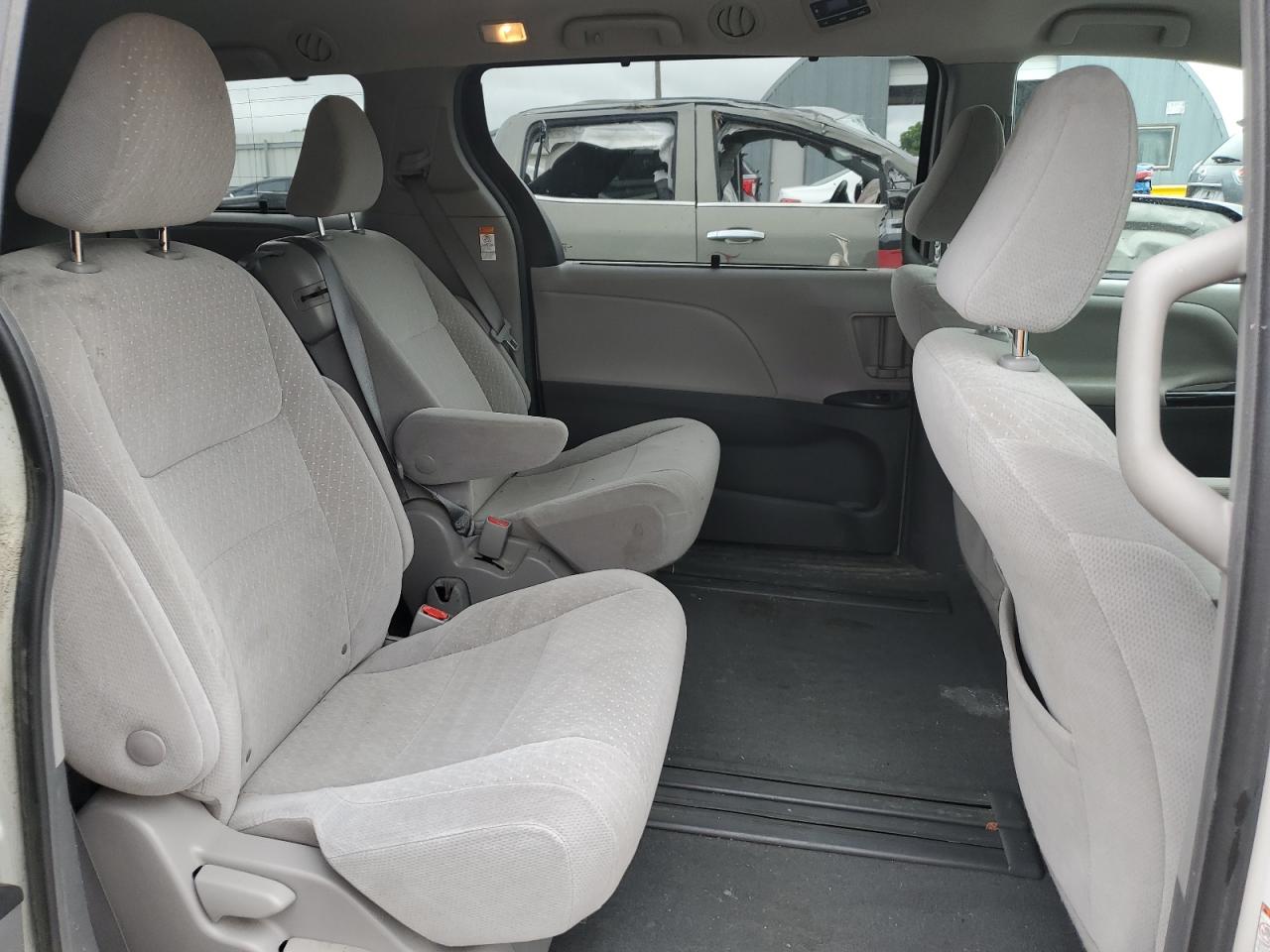 Toyota Sienna Le Image 11