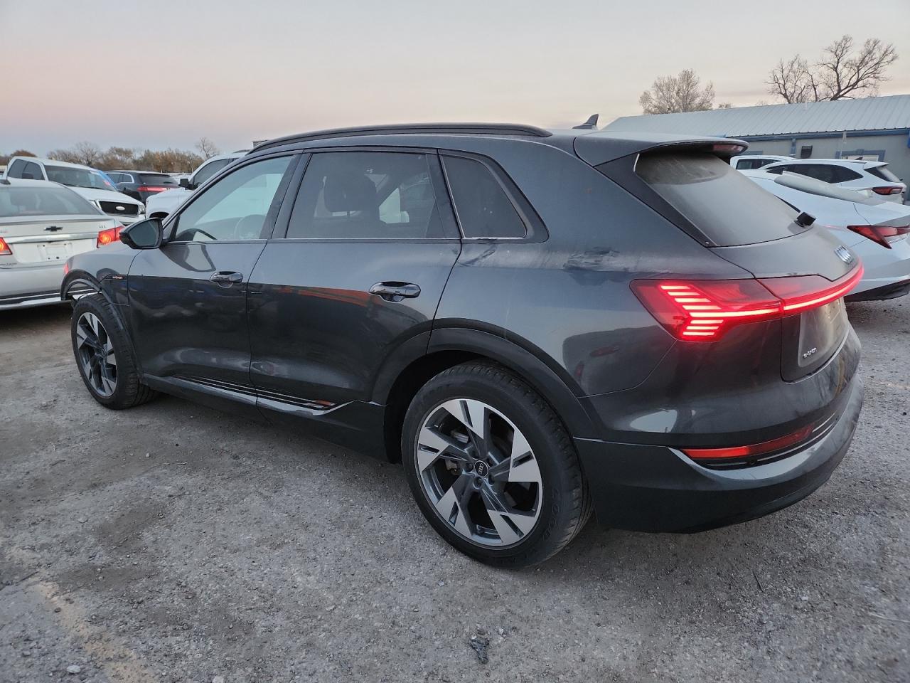 Audi e-tron Premium Image 2