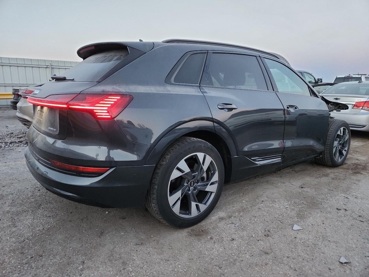 Audi e-tron Premium Image 5