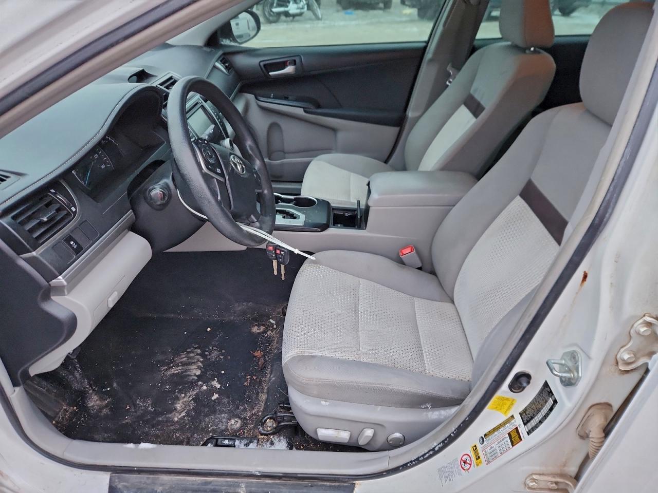 Toyota Camry Base Image 8