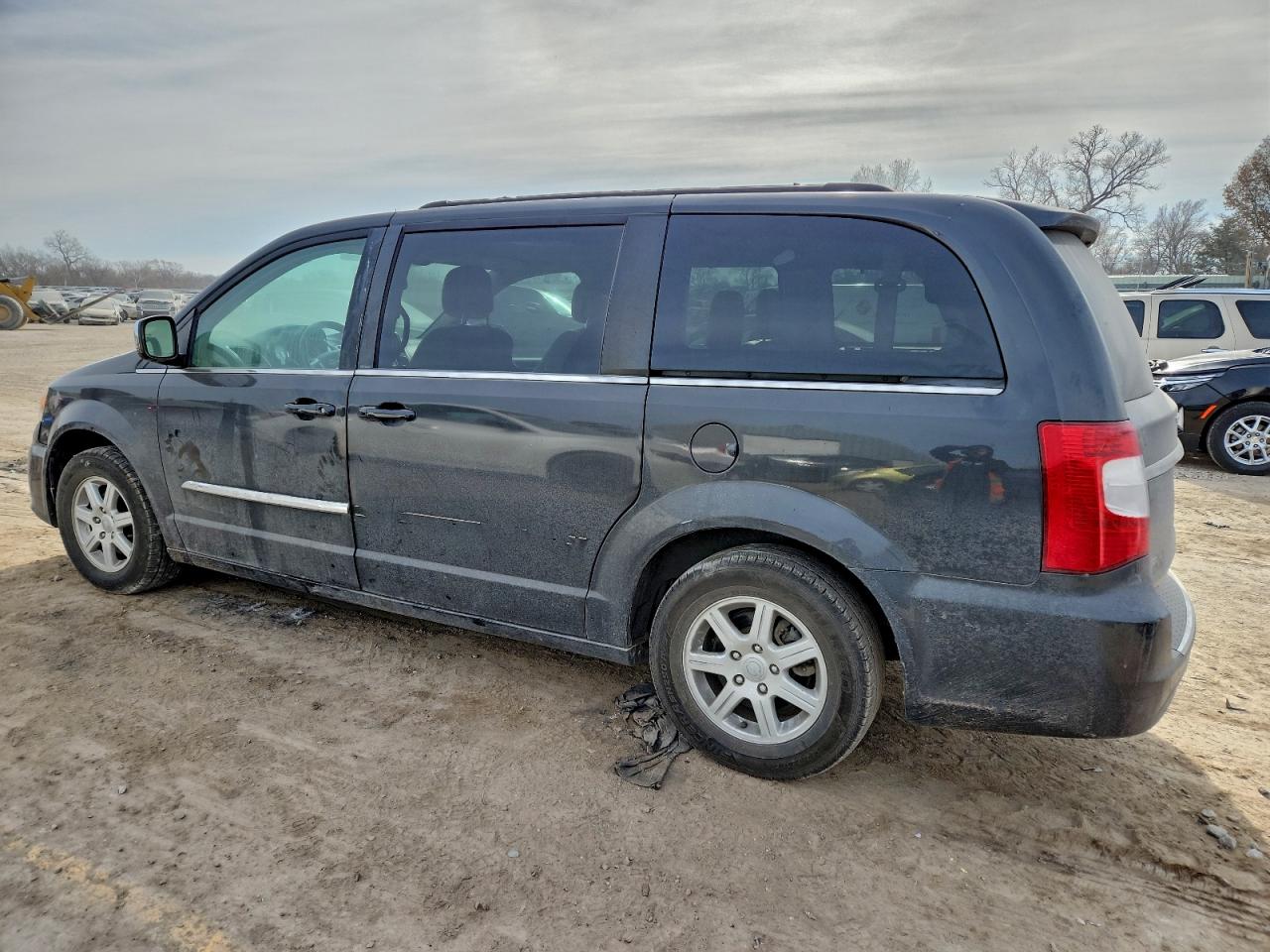 Chrysler Minivan Touring L Image 2