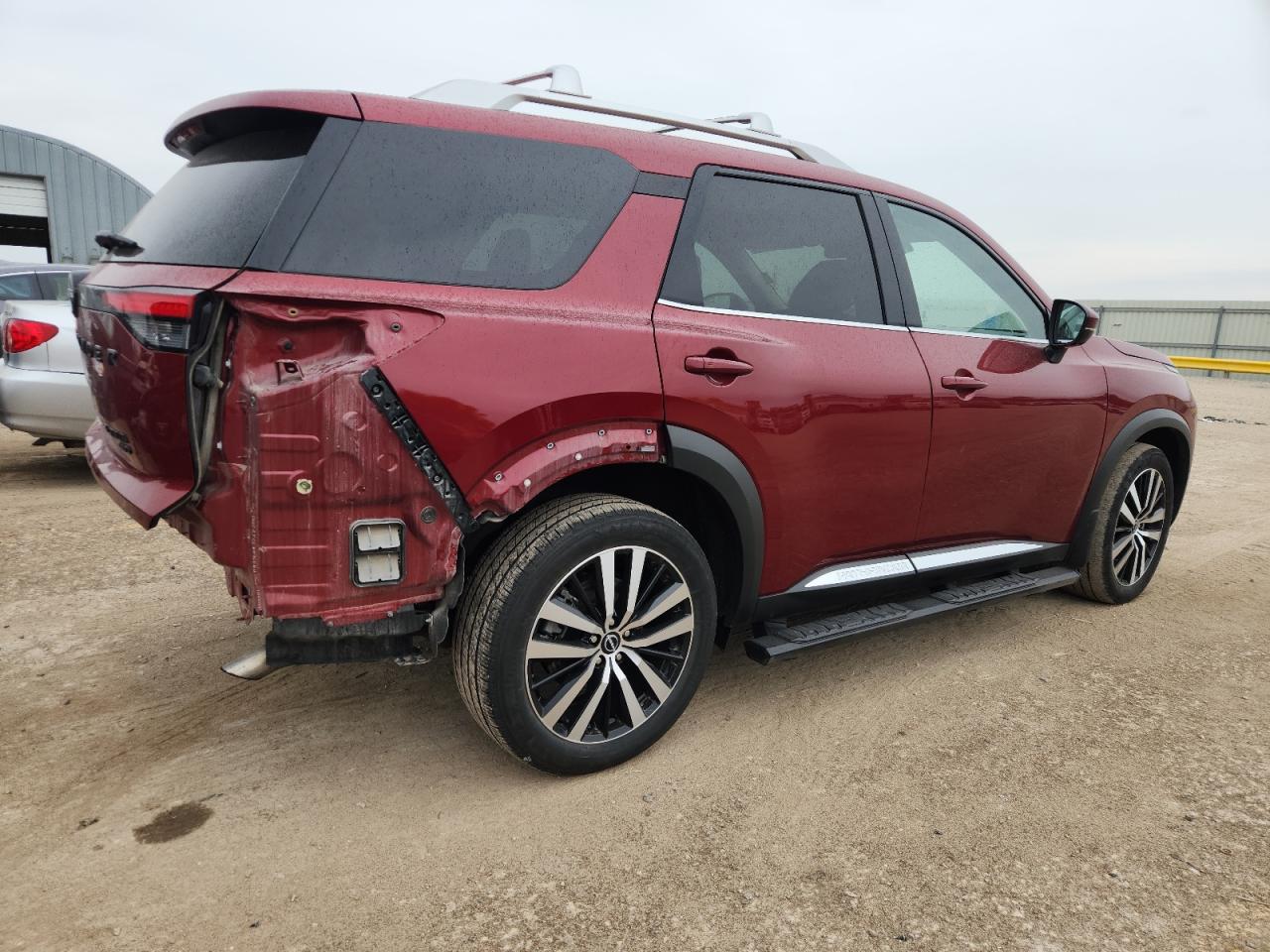 Nissan Pathfinder Platinum Image 2