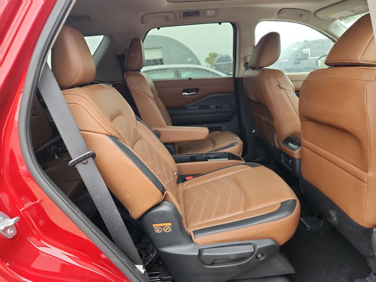 Nissan Pathfinder Platinum Image 8