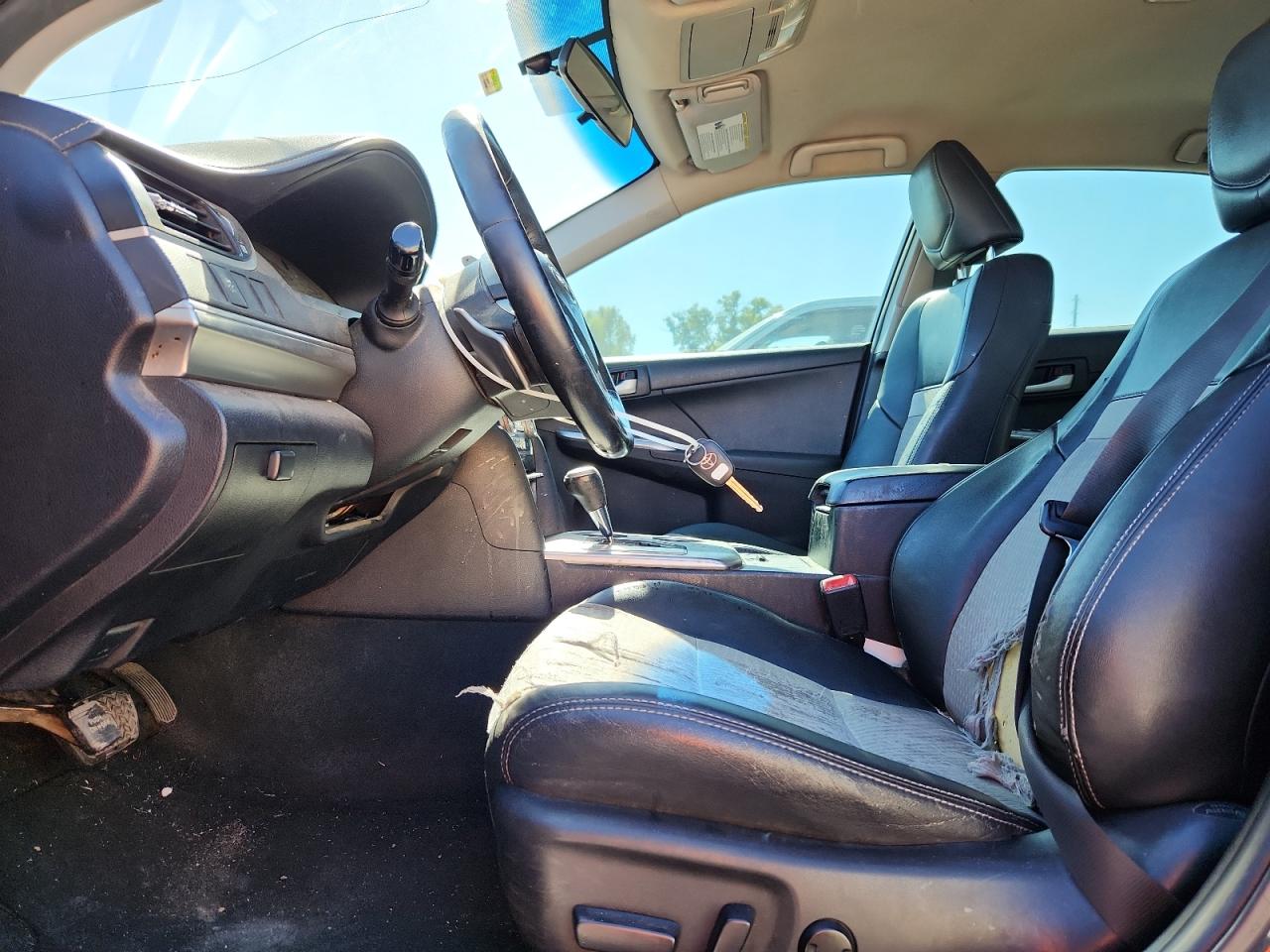 Toyota Camry Base Image 9