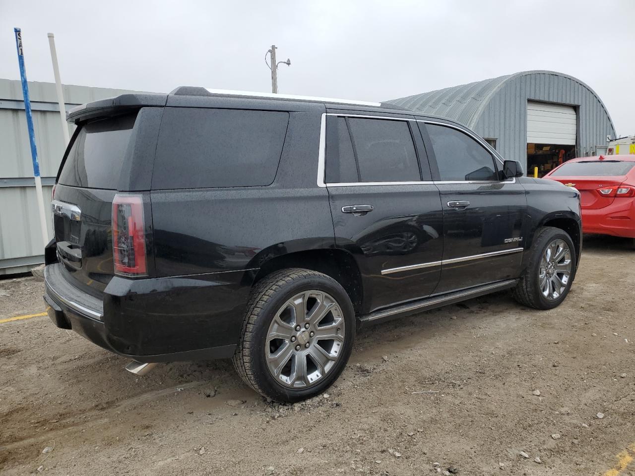 GMC Yukon Denali Image 6