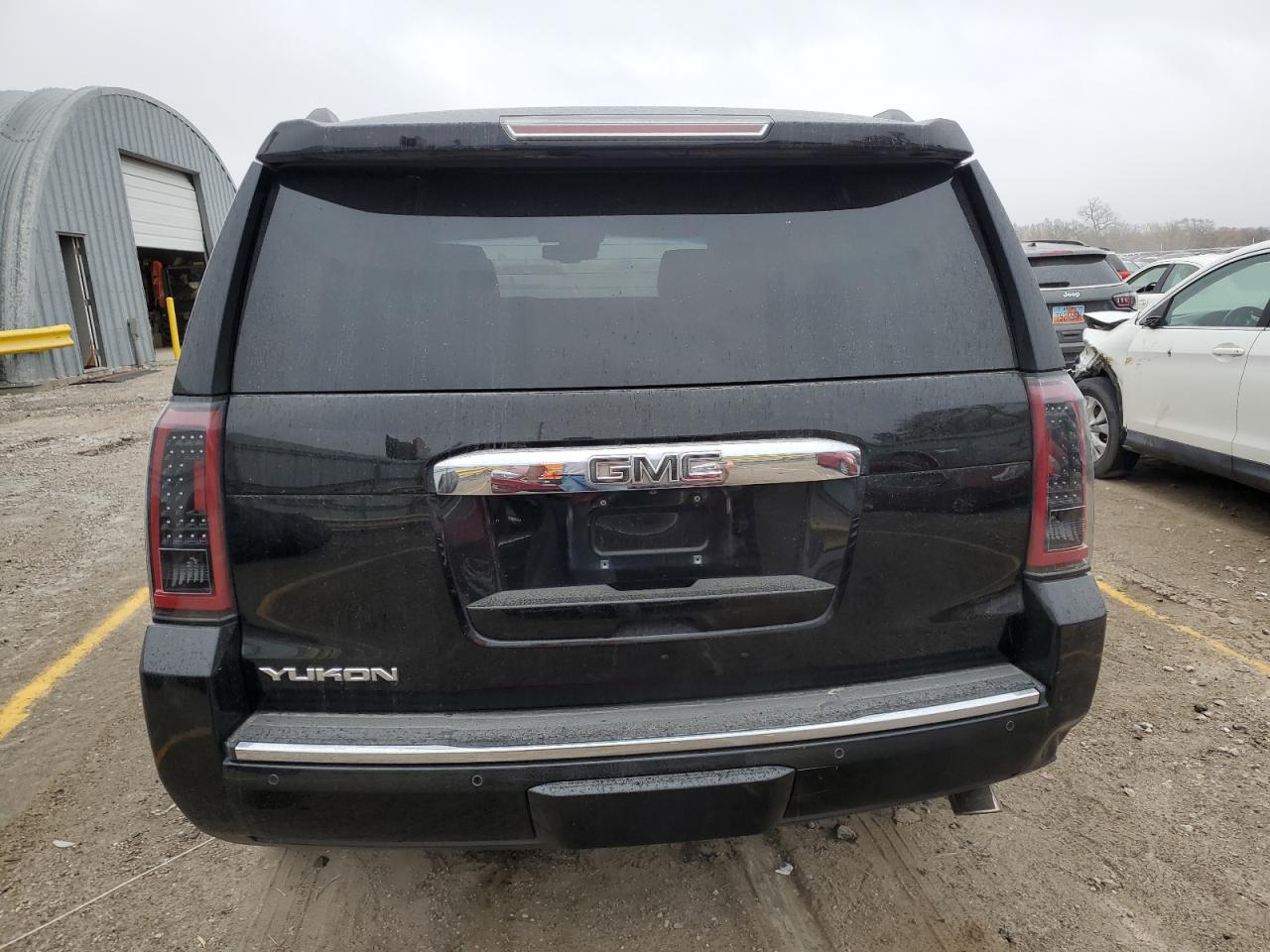 GMC Yukon Denali Image 4