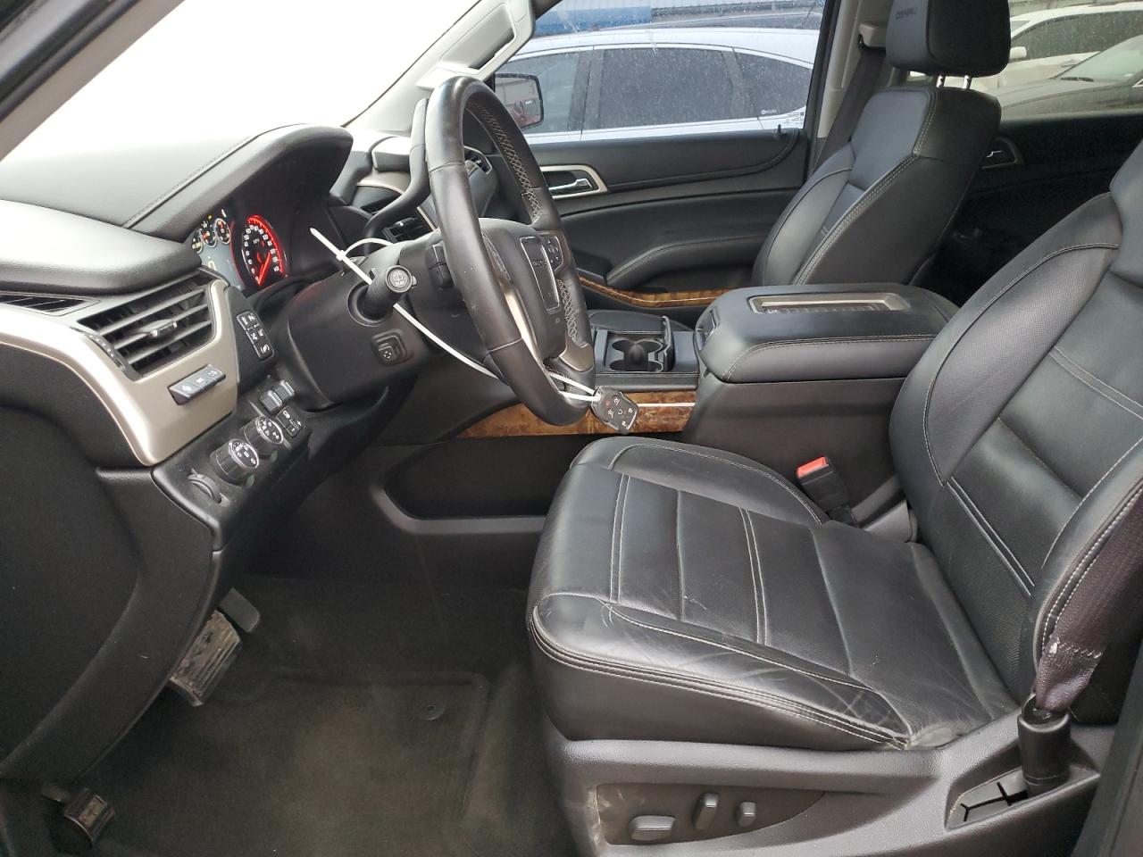 GMC Yukon Denali Image 3