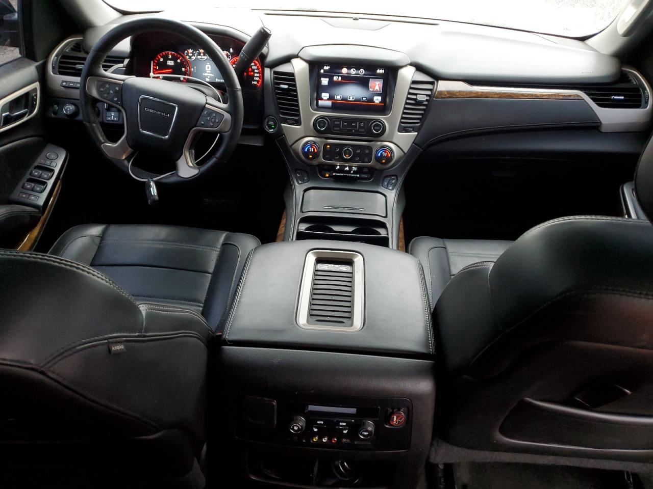 GMC Yukon Denali Image 9