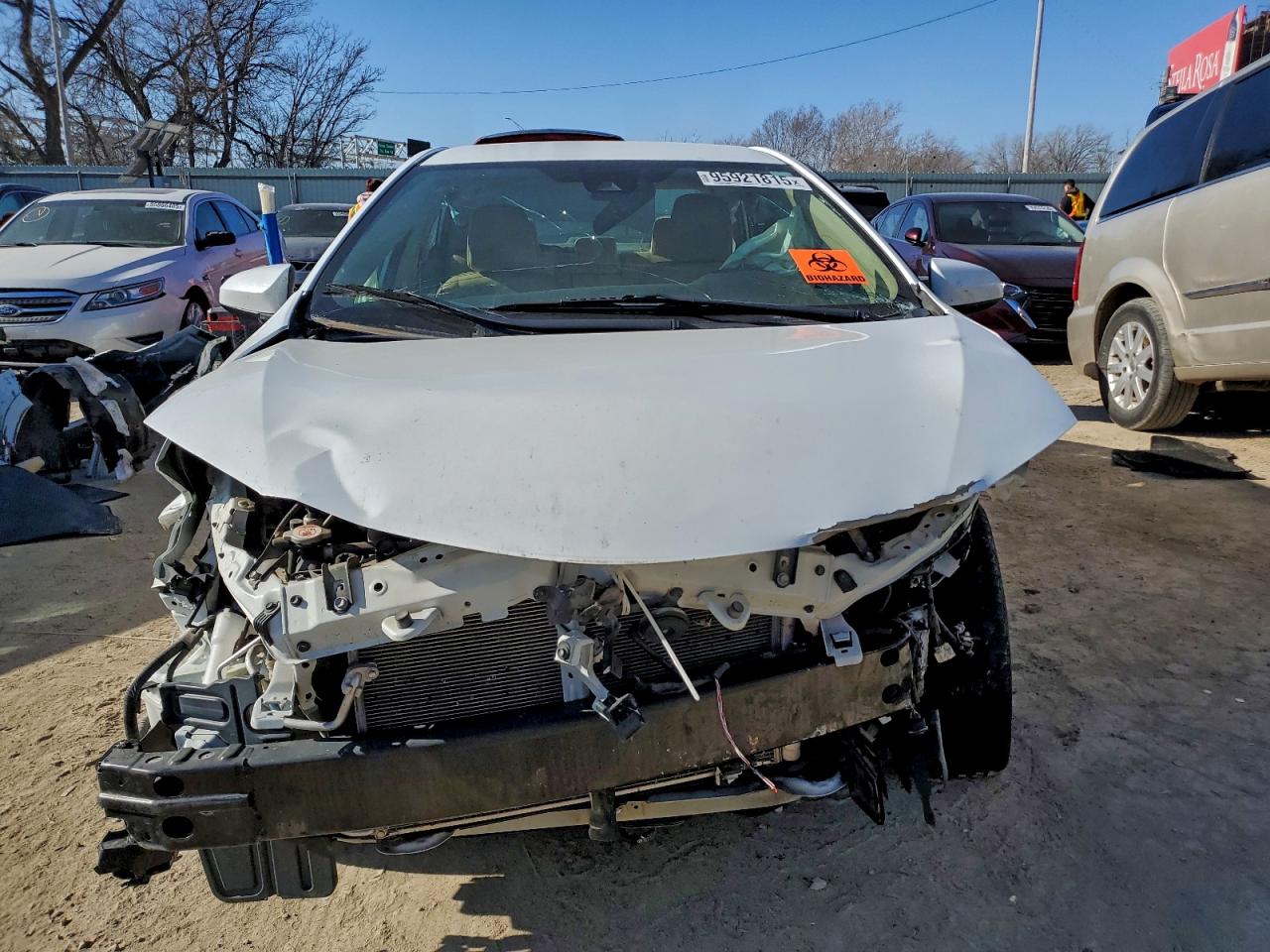 Toyota Corolla L Image 2