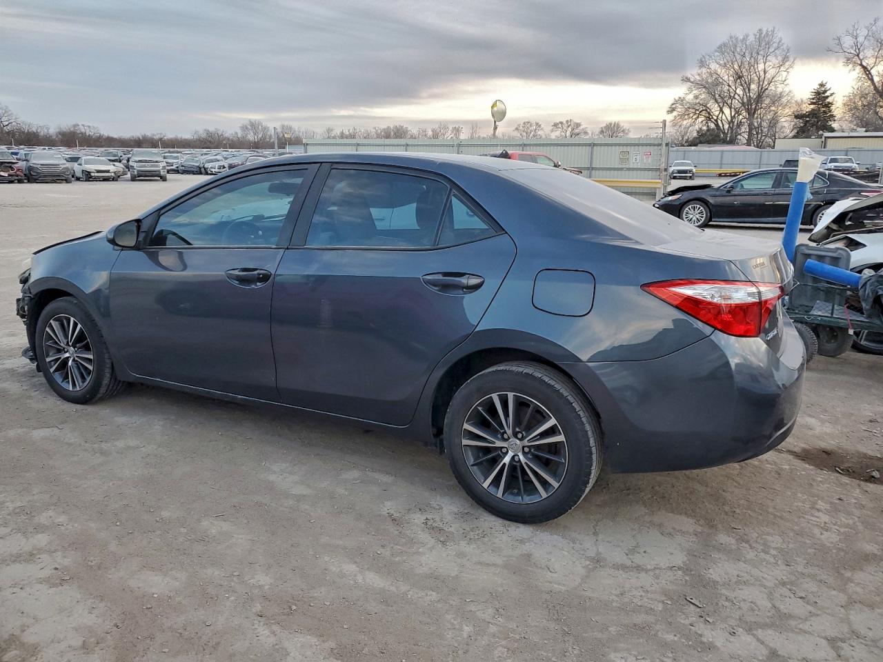 Toyota Corolla L Image 2