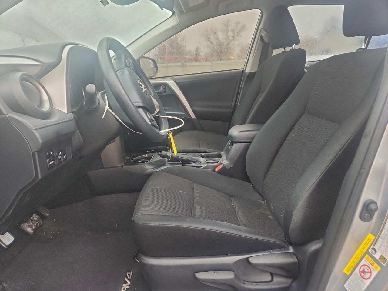 Toyota RAV4 Le Image 11