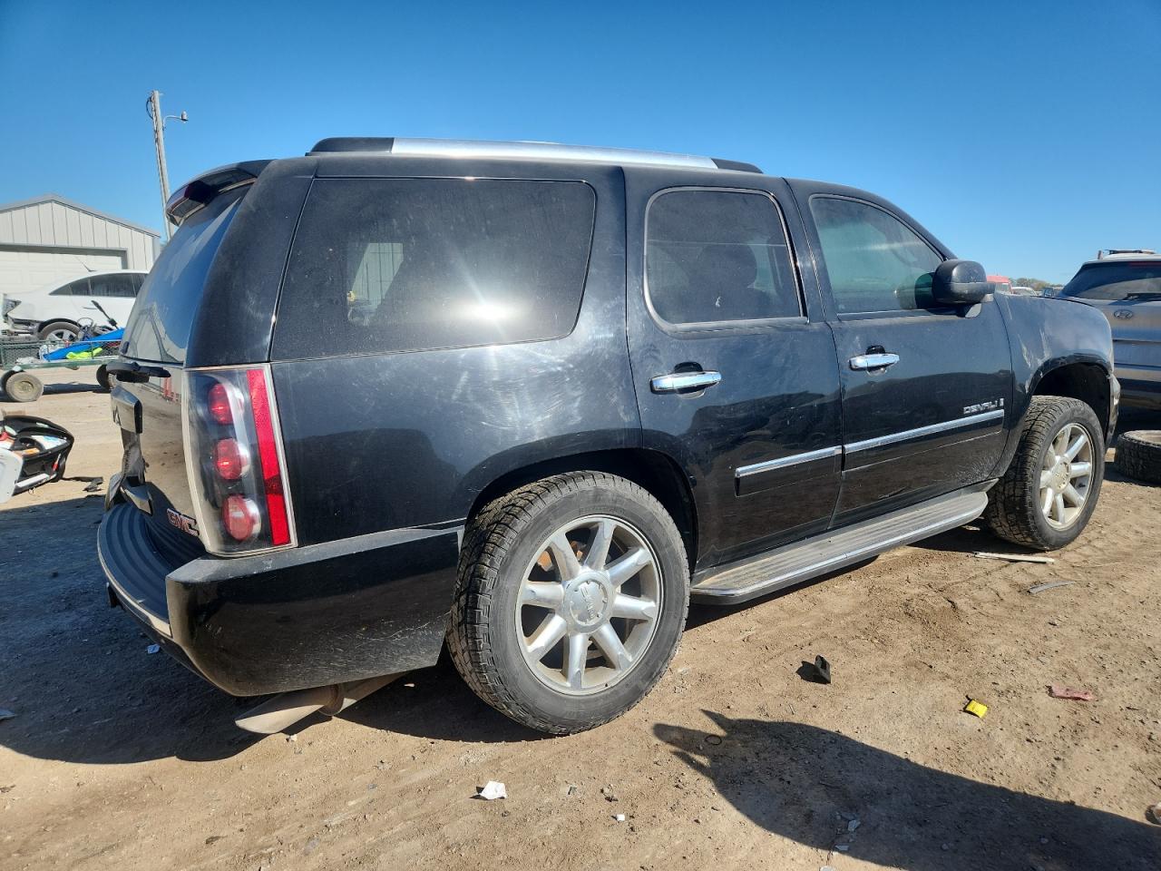 GMC Yukon Denali Image 10