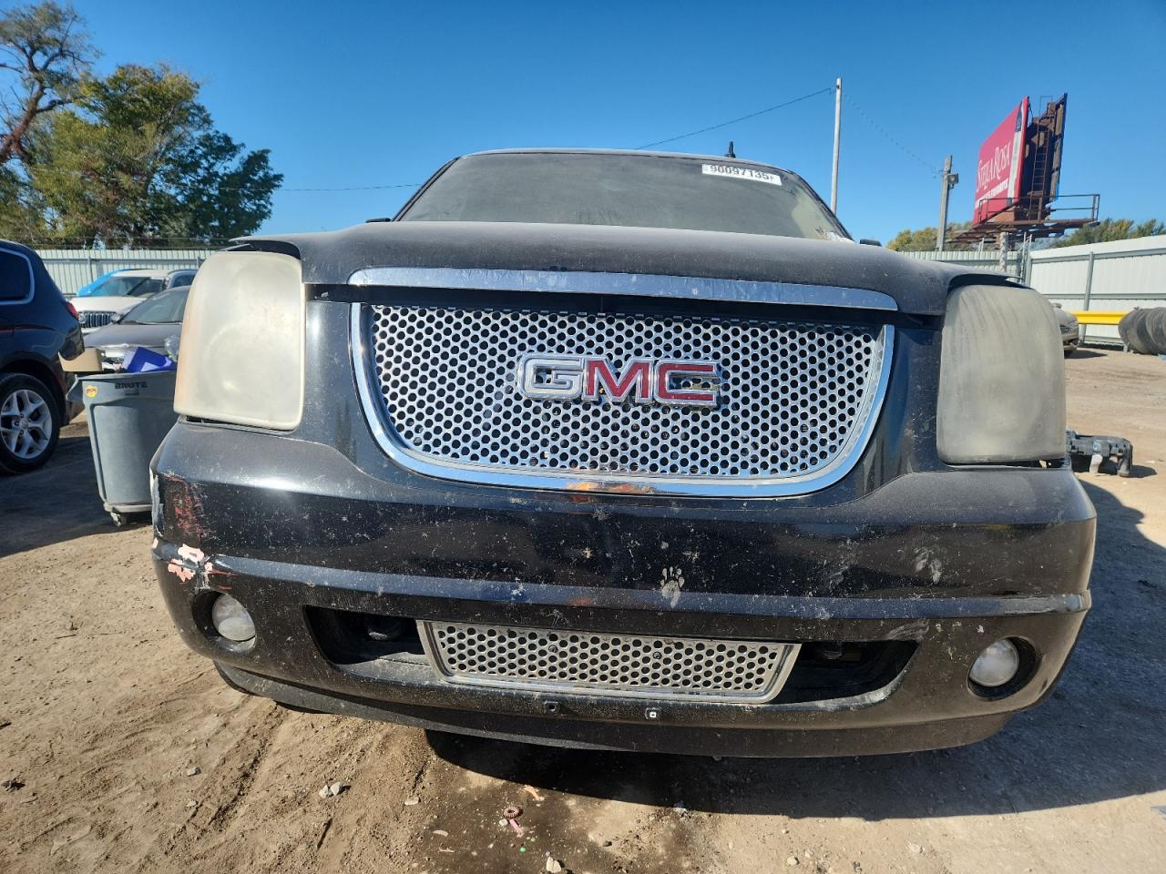 GMC Yukon Denali Image 5