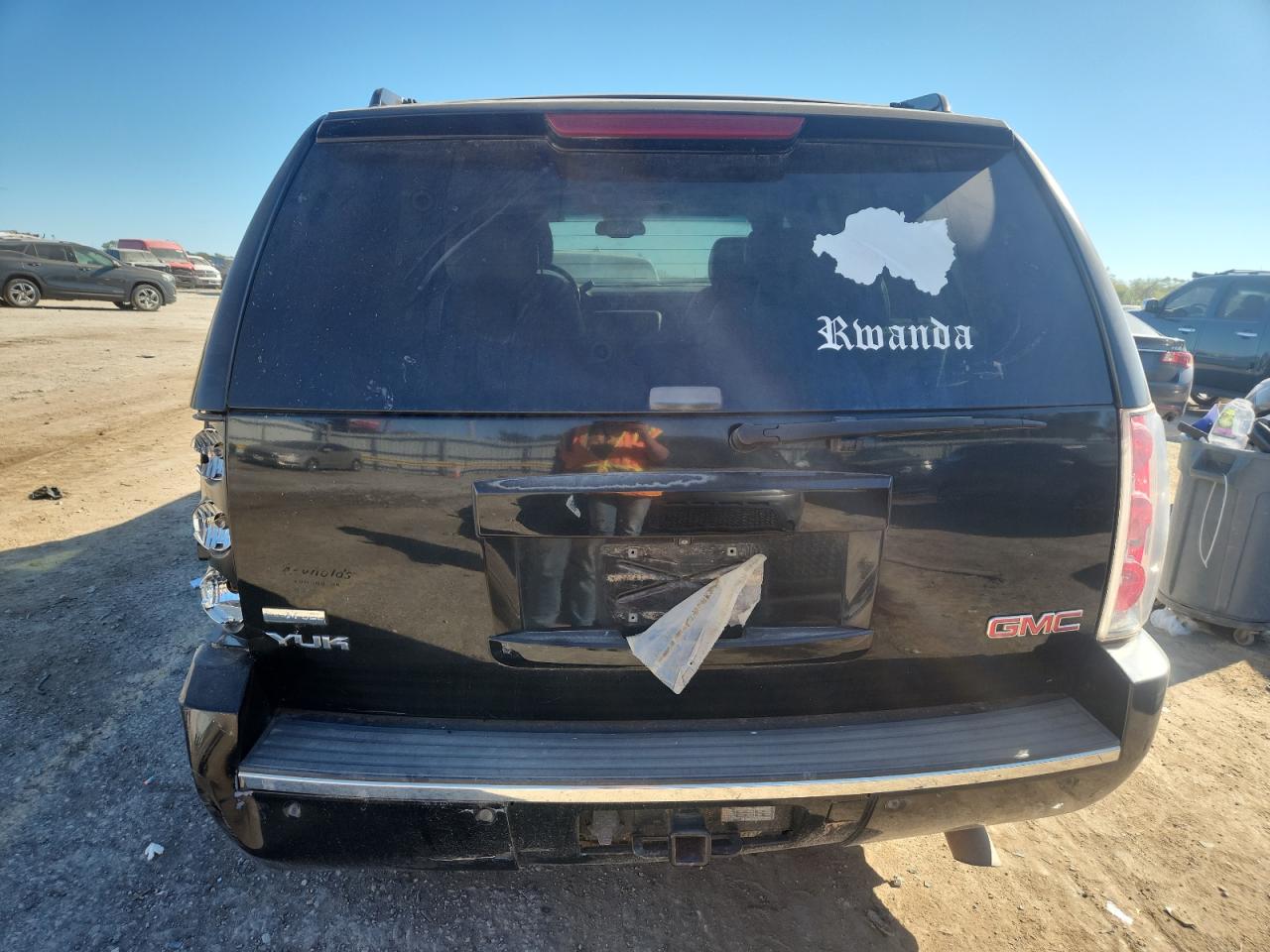 GMC Yukon Denali Image 3