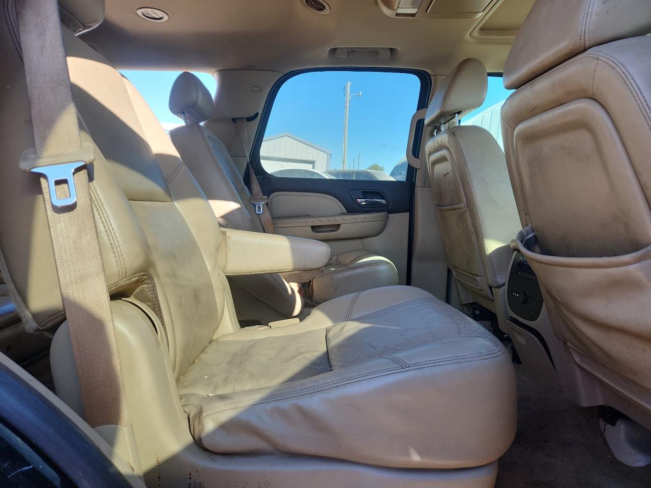 GMC Yukon Denali Image 11