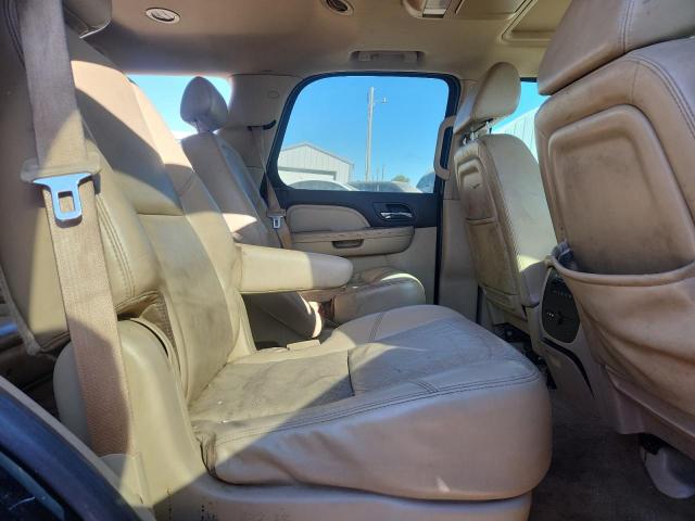 GMC Yukon Denali Image 11