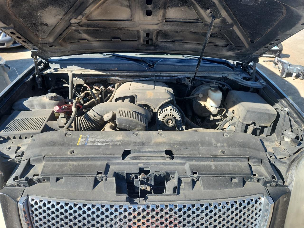 GMC Yukon Denali Image 13