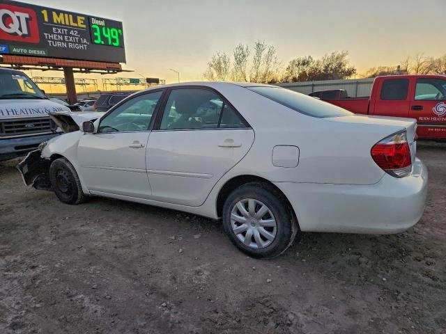Toyota Camry Le Image 12