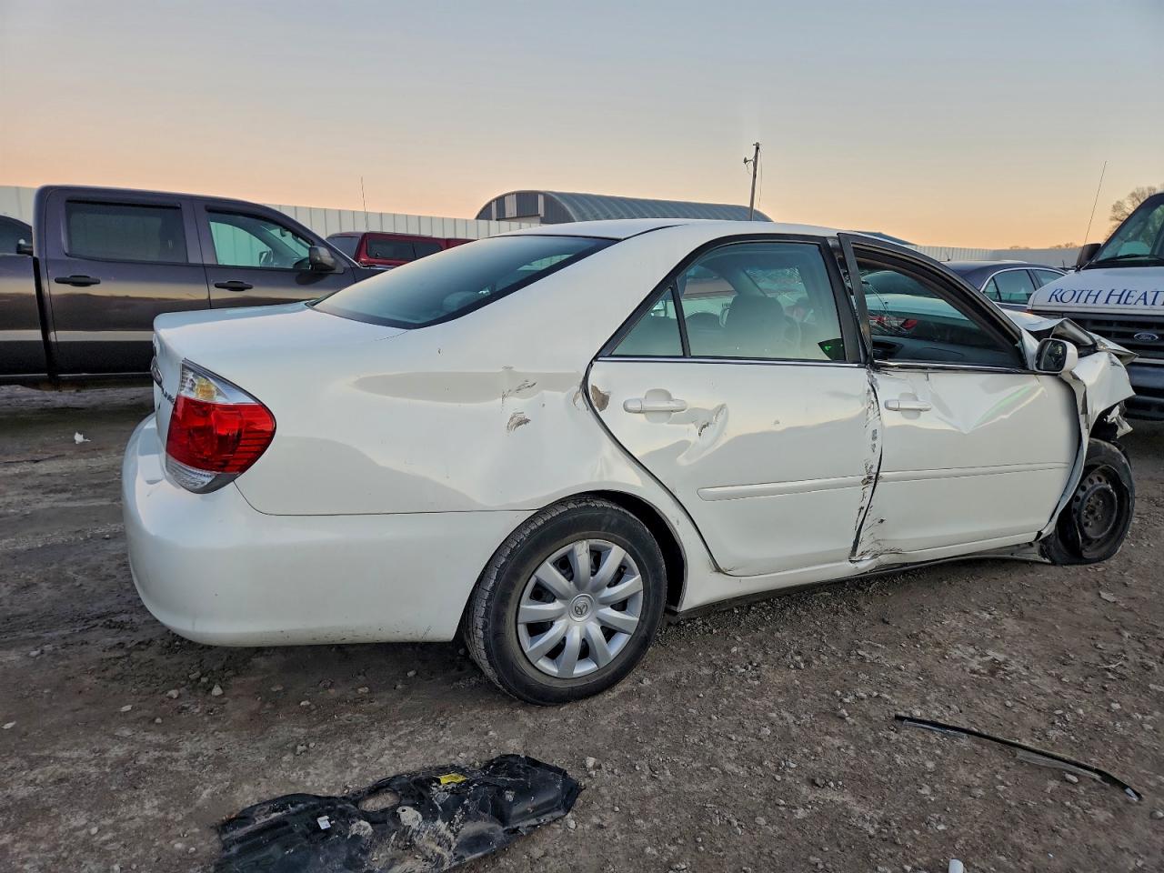 Toyota Camry Le Image 11