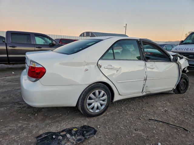 Toyota Camry Le Image 11