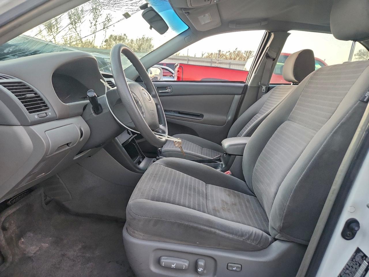 Toyota Camry Le Image 9