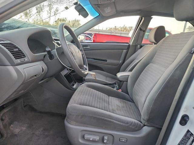 Toyota Camry Le Image 9