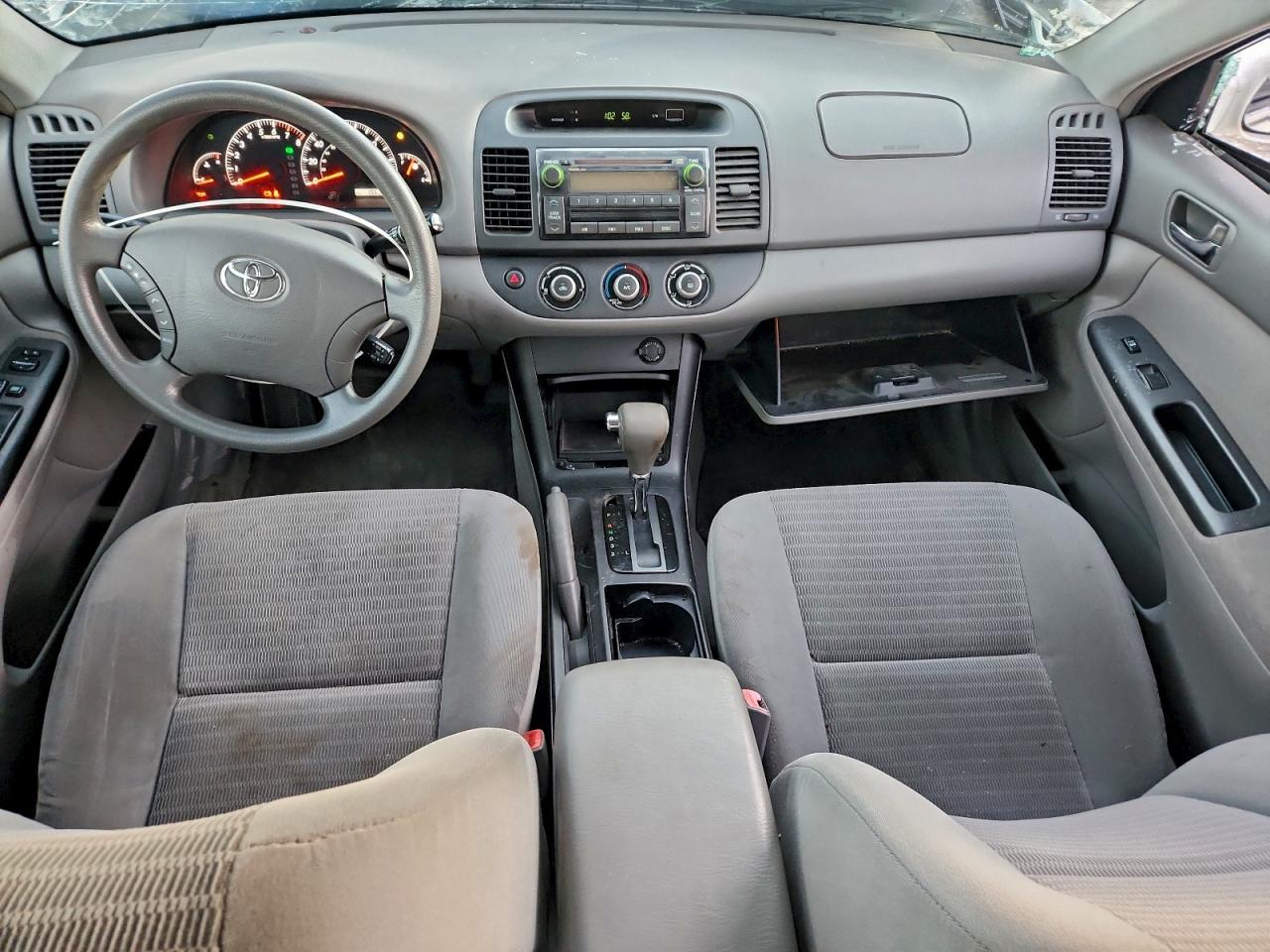 Toyota Camry Le Image 7