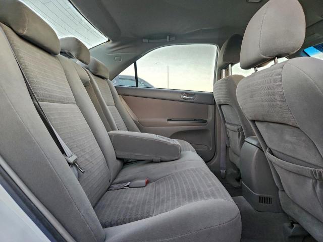 Toyota Camry Le Image 4