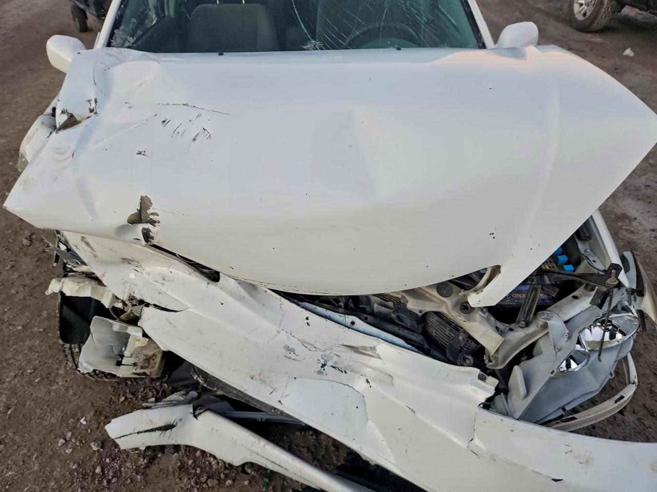 Toyota Camry Le Image 6