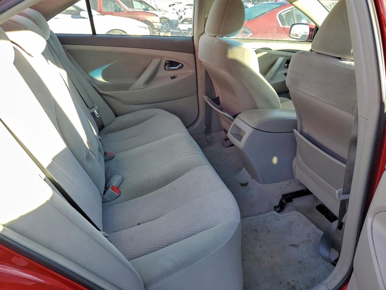 Toyota Camry Base Image 6