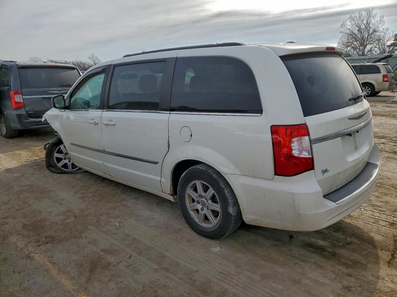 Chrysler Minivan Touring Image 4
