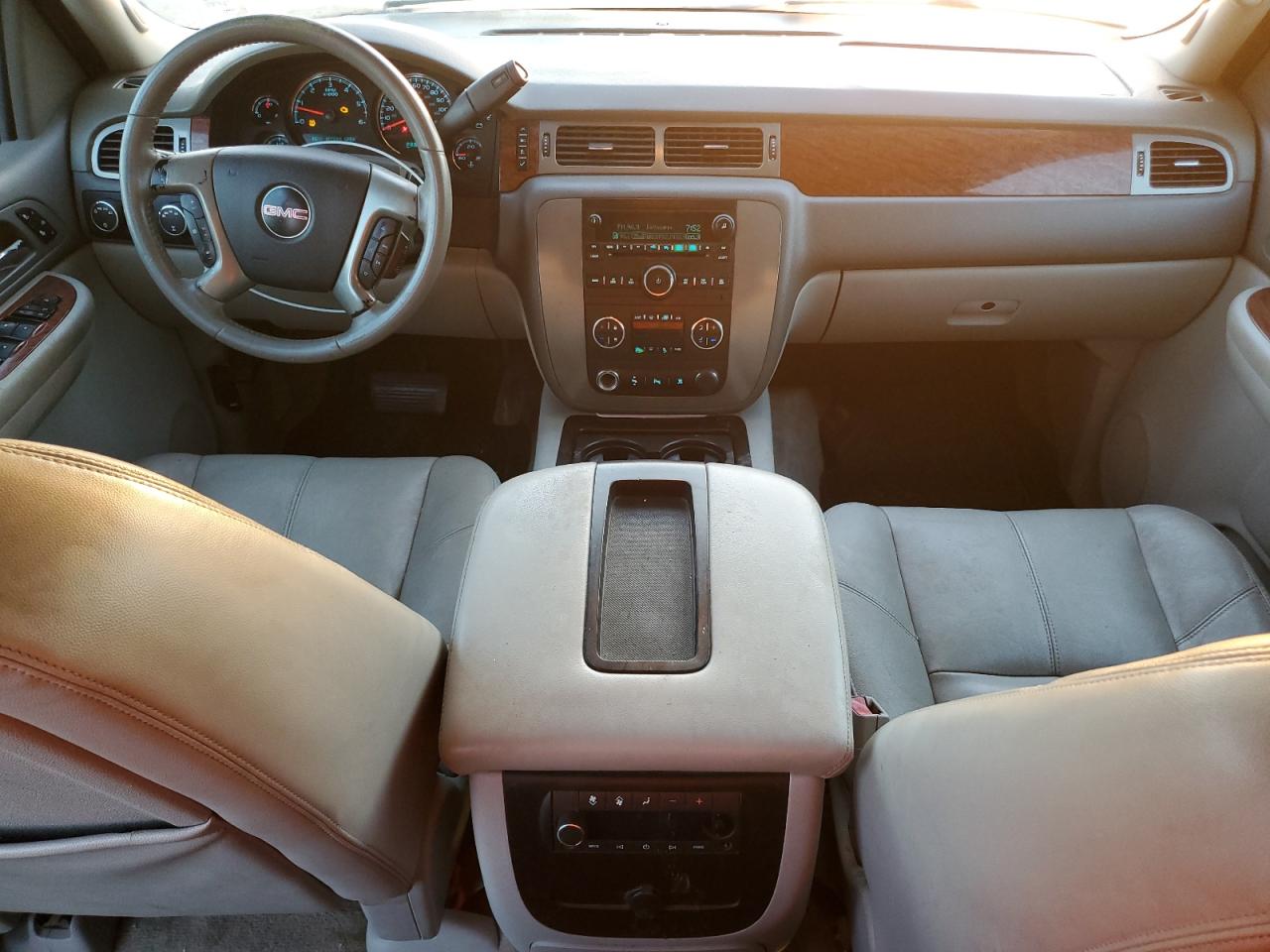 GMC Yukon K1500 Image 12