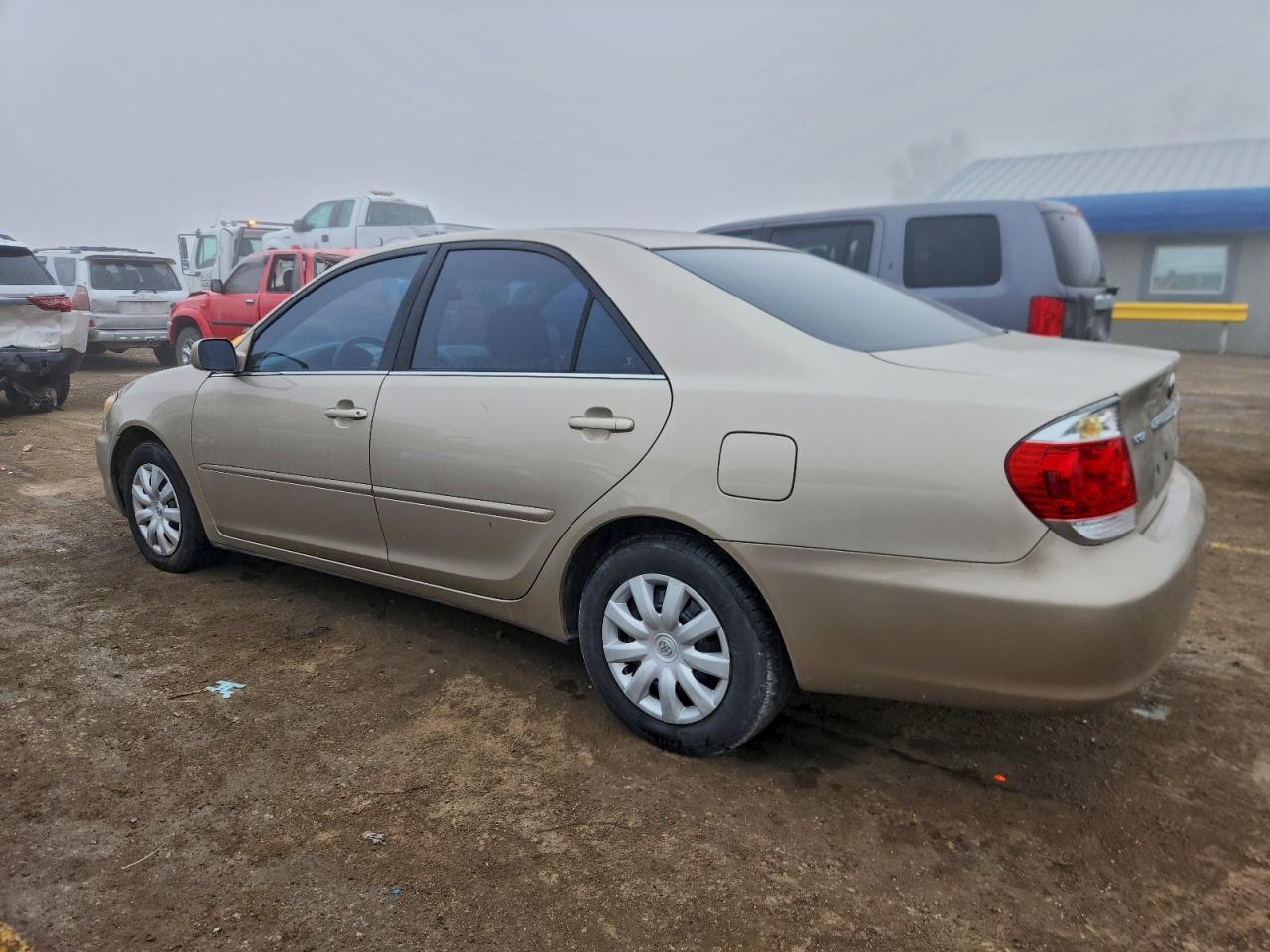 Toyota Camry Le Image 5