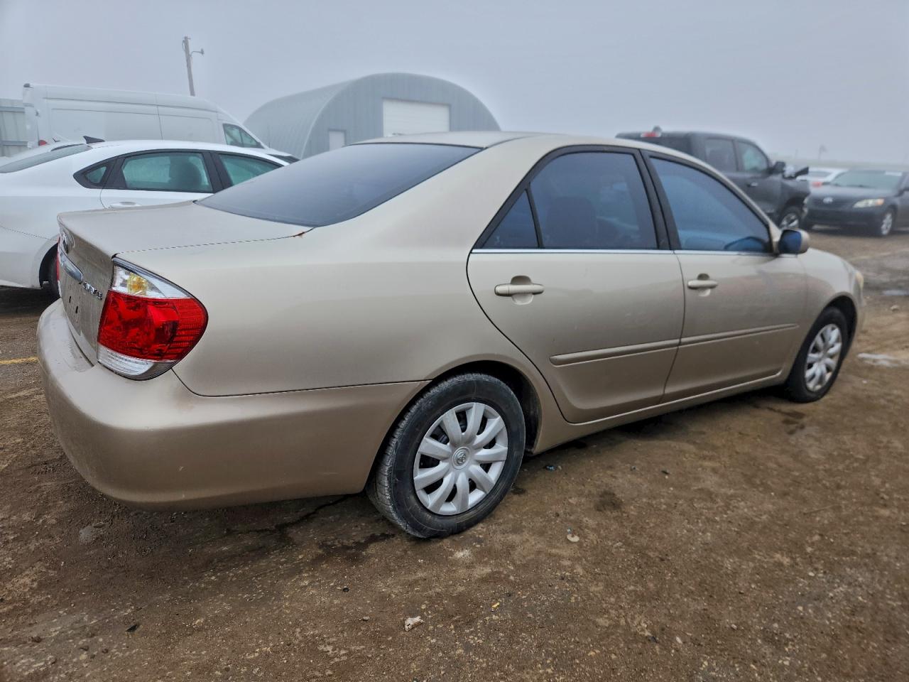 Toyota Camry Le Image 2