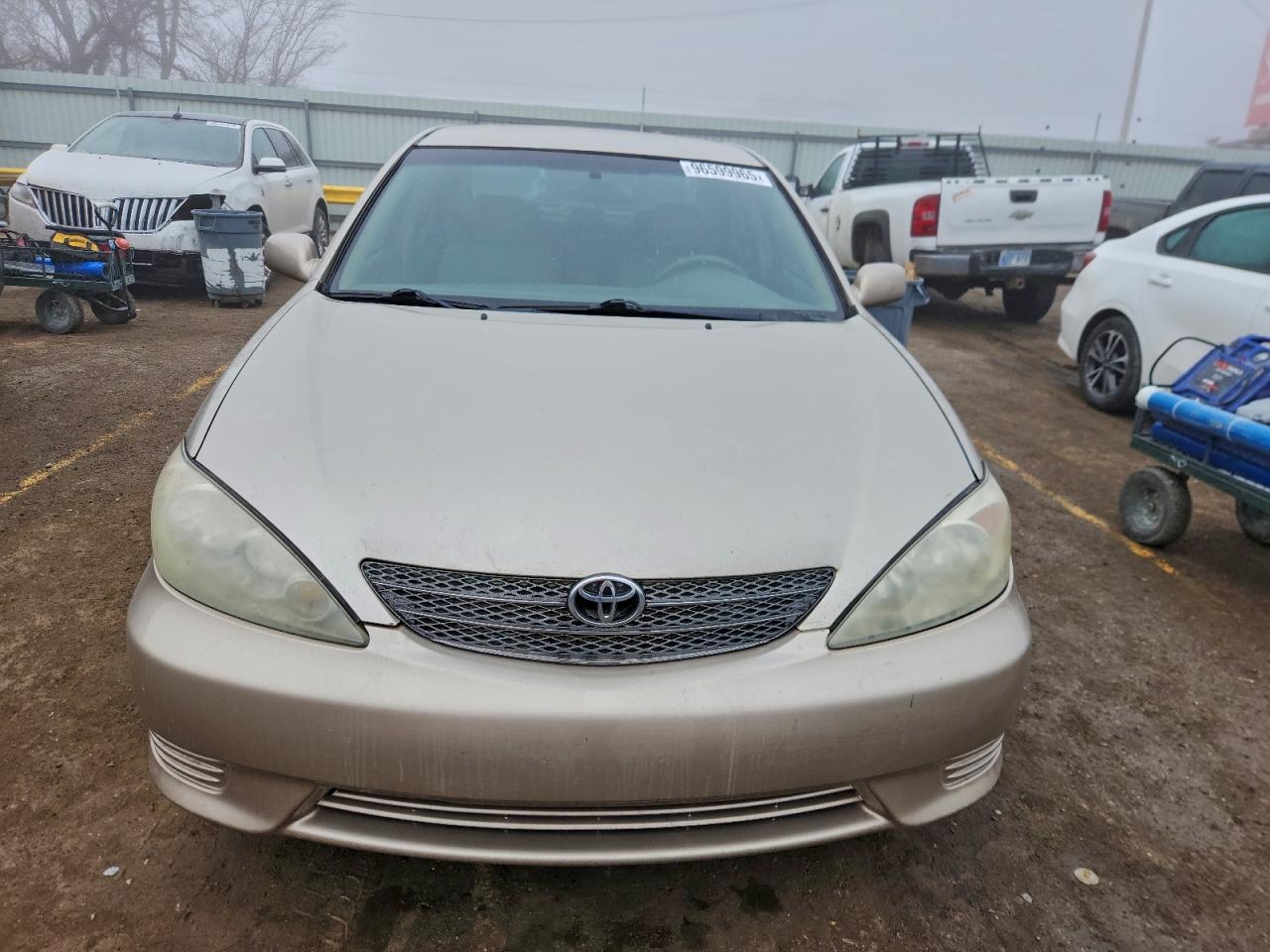 Toyota Camry Le Image 6