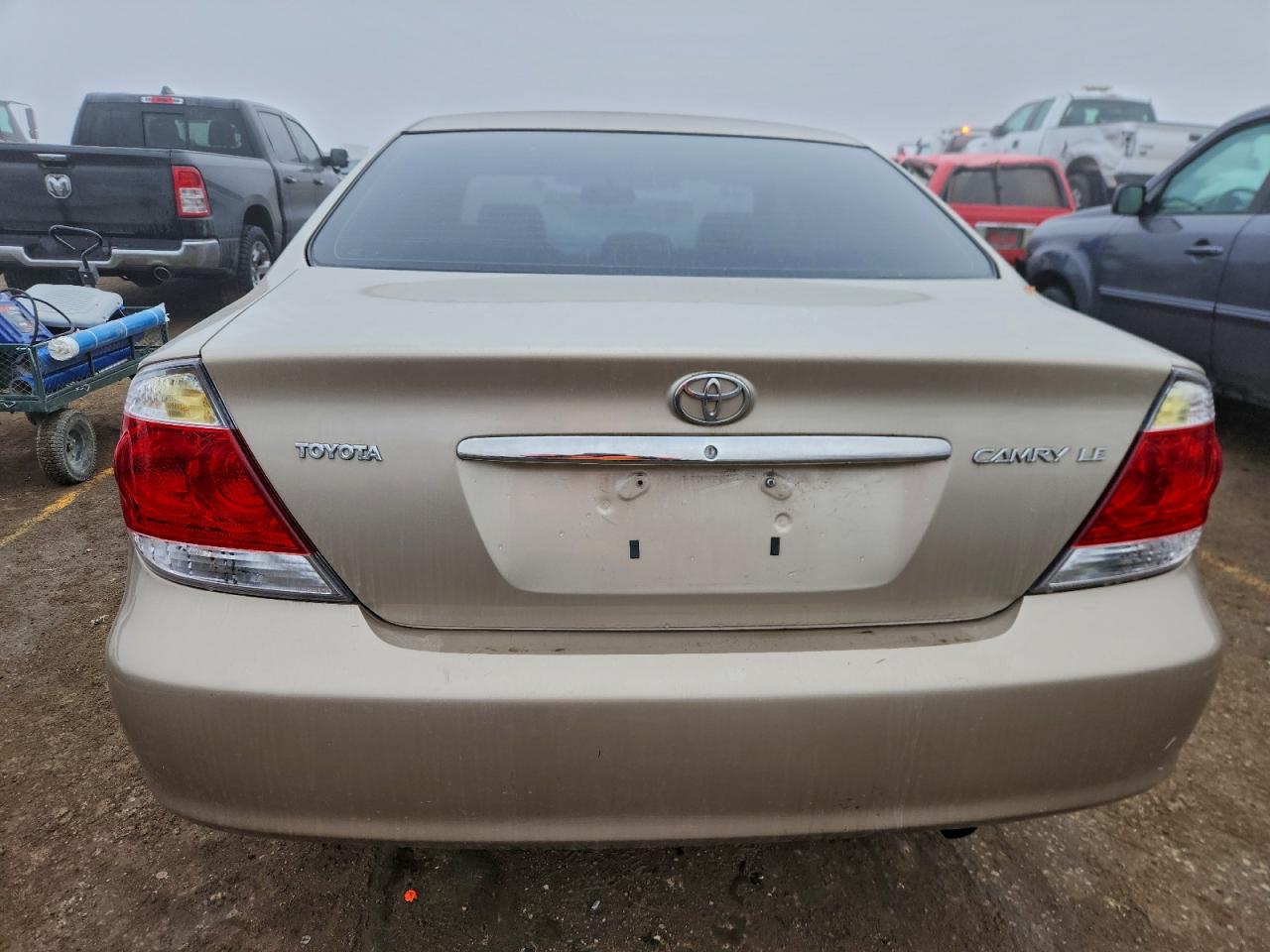 Toyota Camry Le Image 3