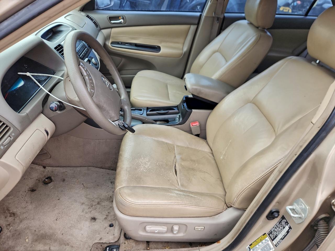 Toyota Camry Le Image 7