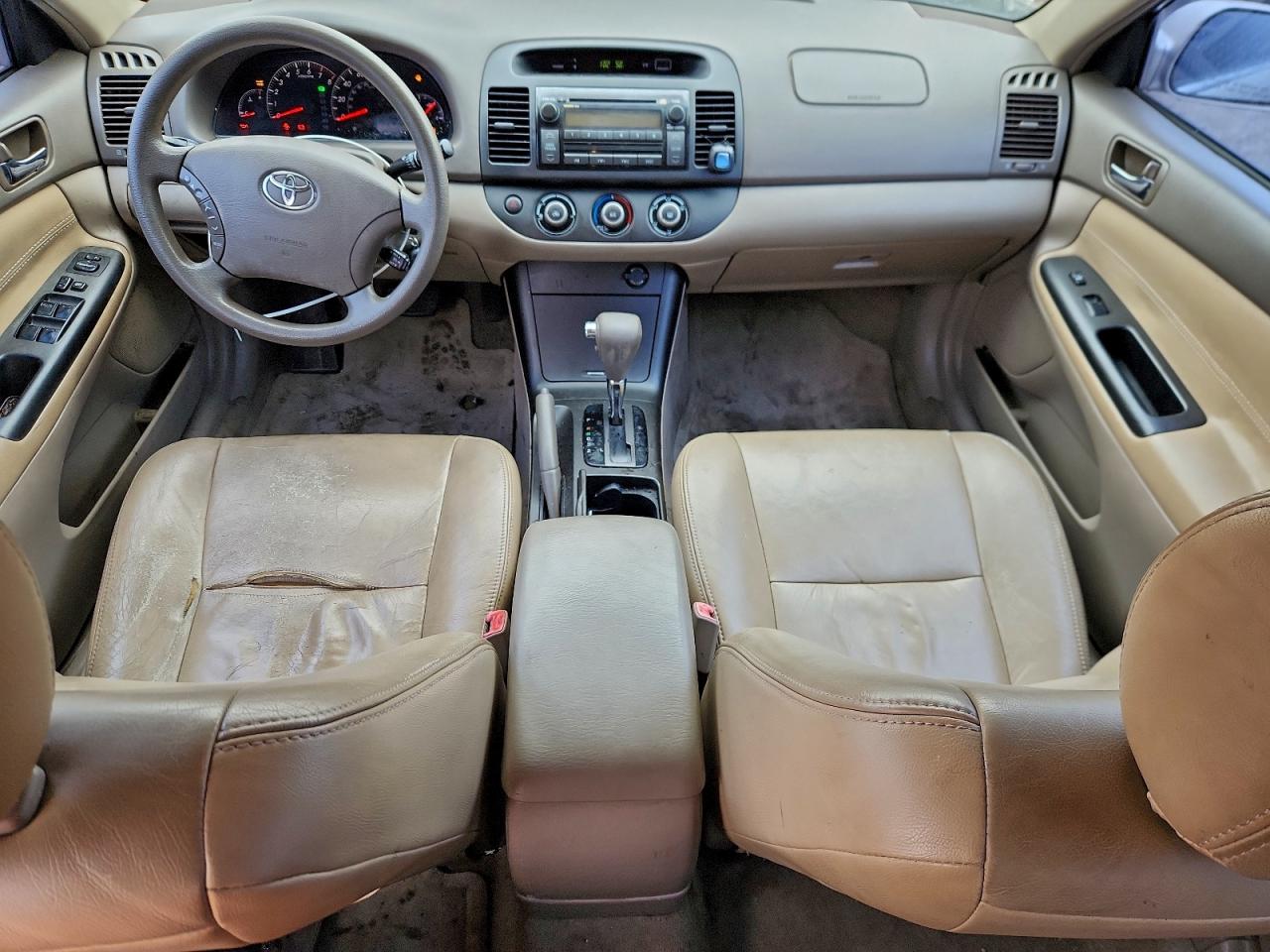 Toyota Camry Le Image 11